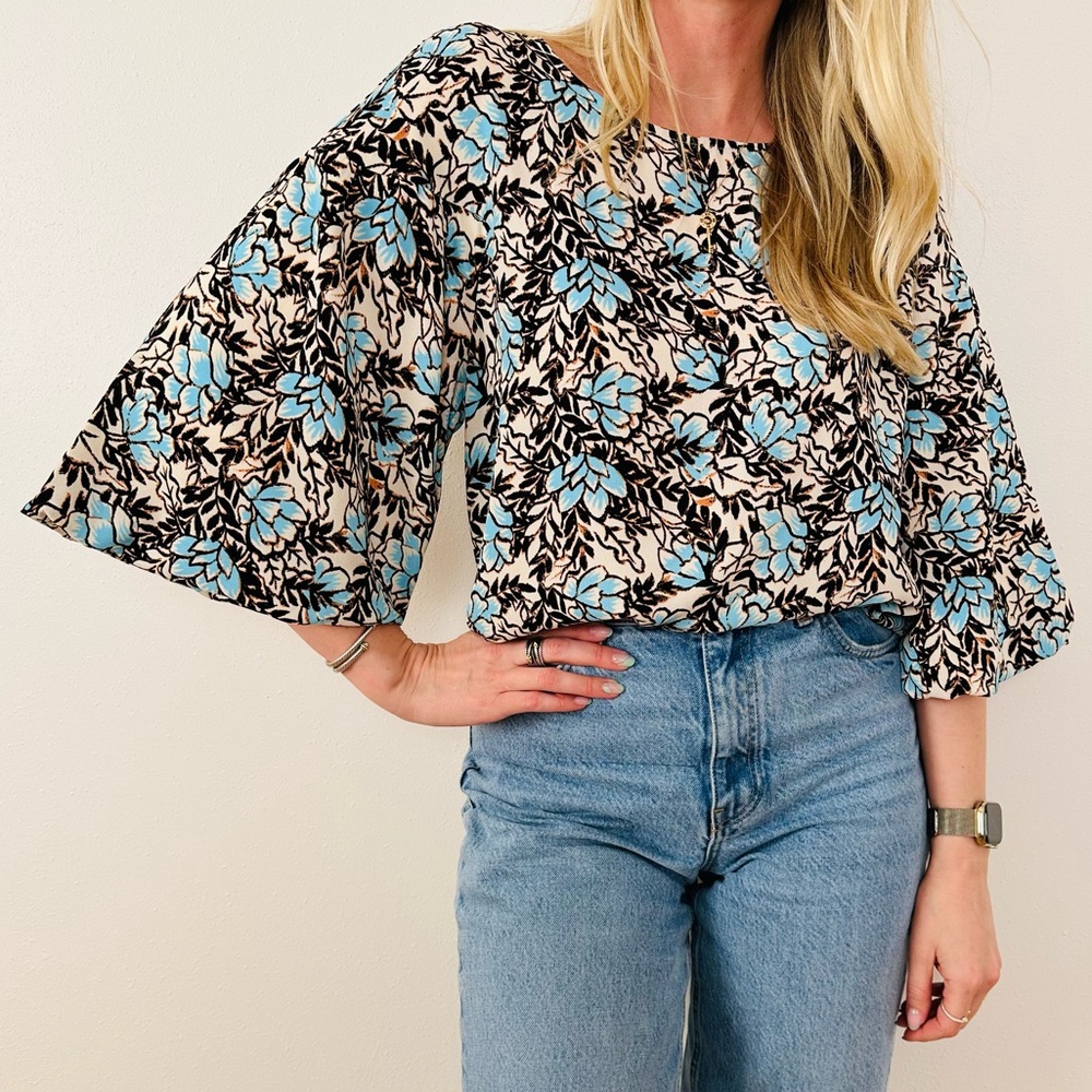 Elizabeth And James 3/4 Bell Sleeves Floral Relaxed Fit Blouse Top